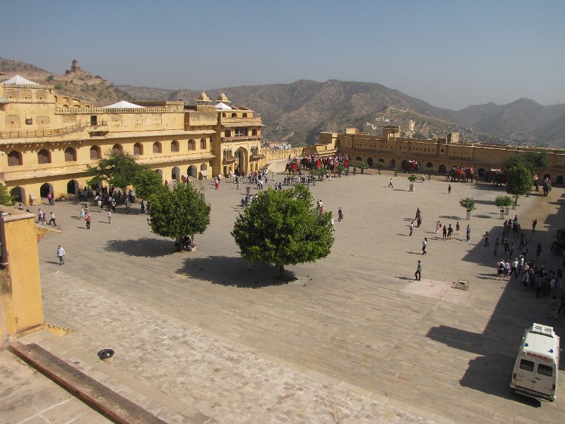 jaleb chowk_amber fort.jpg - De eerste binnenplaats, vroeger gebruikt door de soldaten en hun paarden. Kom je per olifant naar het fort, dan eindigd je rit links achteraan op de foto.